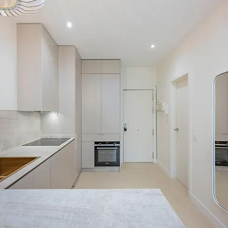 Spacious & Comfy In Golden Mile *