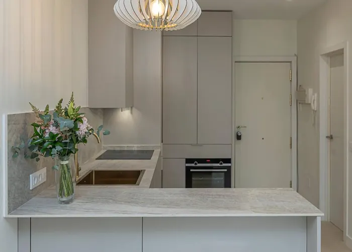 Spacious & Comfy In Golden Mile *