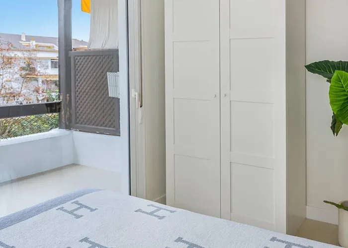 Spacious & Comfy In Golden Mile Lejlighed